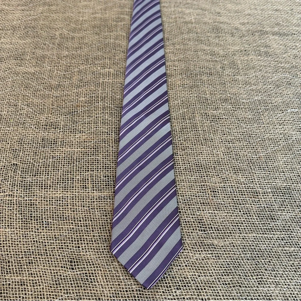 Hugo Boss 100% Silk Purple and Gray Diagonal‎ Striped Tie 3.5 in X 58 in